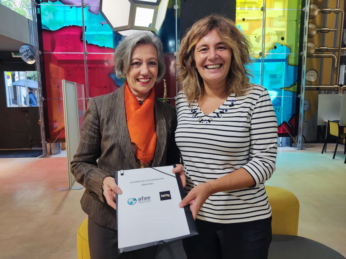 (Cristina Mendia Ibarrola en representación de AFAE, a la izquierda, y Oihana Goenaga Egia en representación de bai&by Fundazioa, a la derecha)